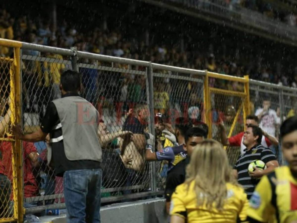 Vandalismo y terror en el clásico entre Real España y Marathón