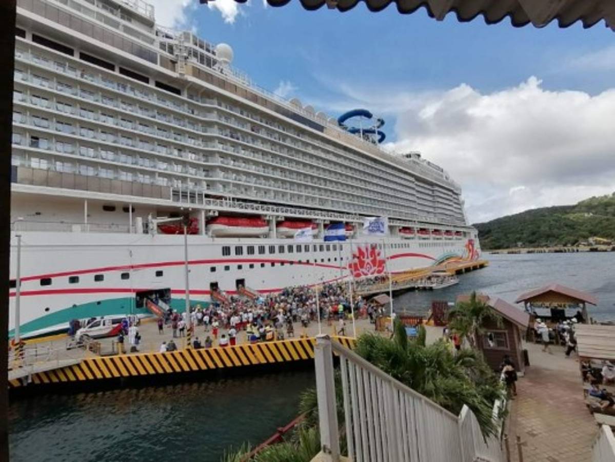 Roatán recibió el crucero turístico Norwegian Joy  