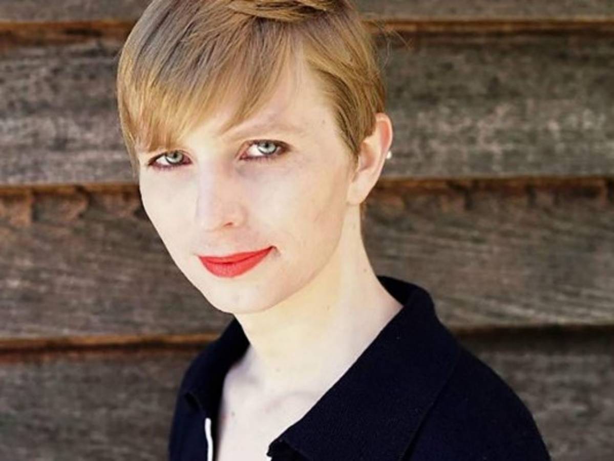 Con pelo corto y maquillada, Chelsea Manning muestra su nueva apariencia