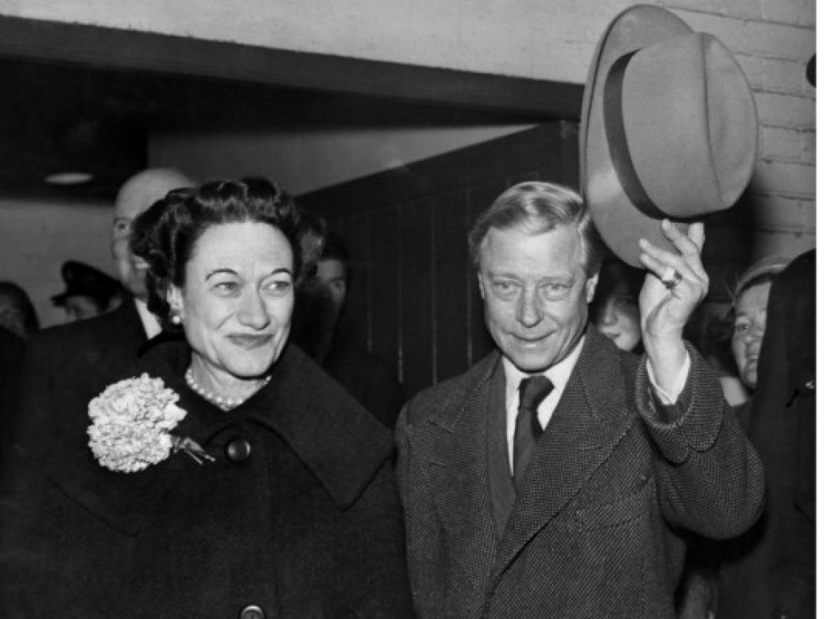 Foto de archivo tomada el 13 de noviembre de 1956, Edward, duque de Windsor, con su esposa, la duquesa Wallis de Windsor.