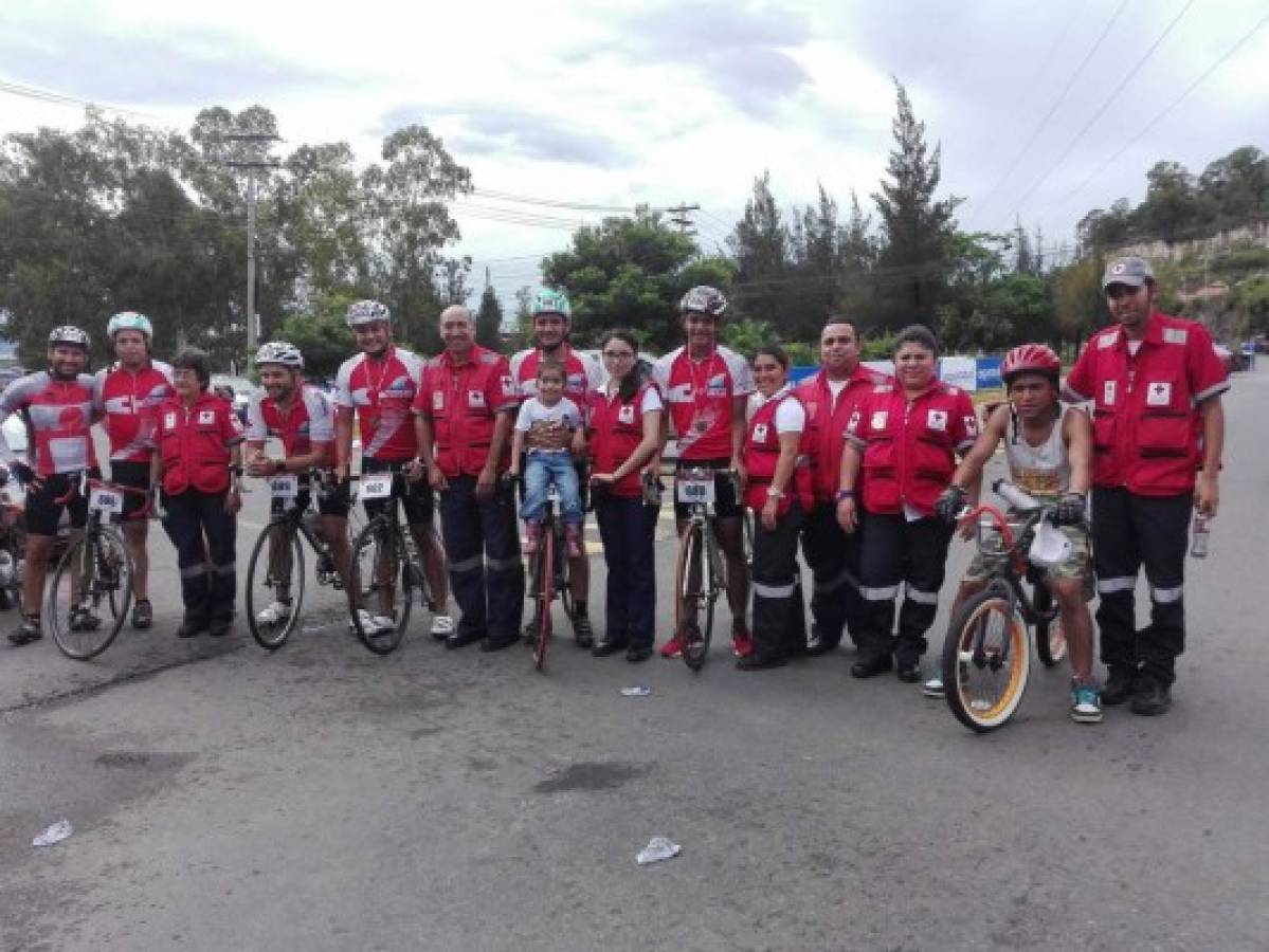 'La Roja Team', el equipo de la Cruz Roja que le pone nombre a sus bicicletas