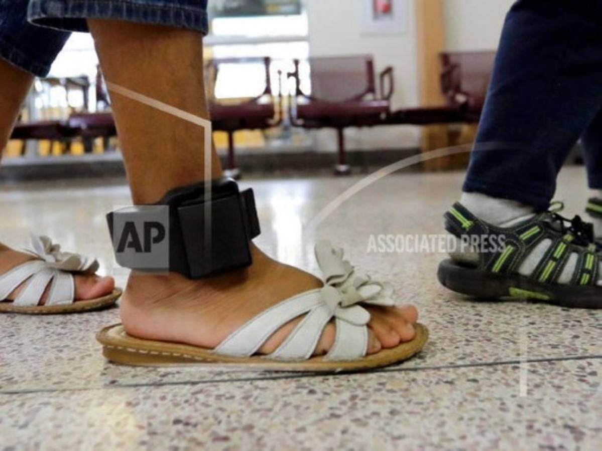 Los grilletes electrónicos para inmigrantes no son tan efectivos como desea el gobierno de Trump