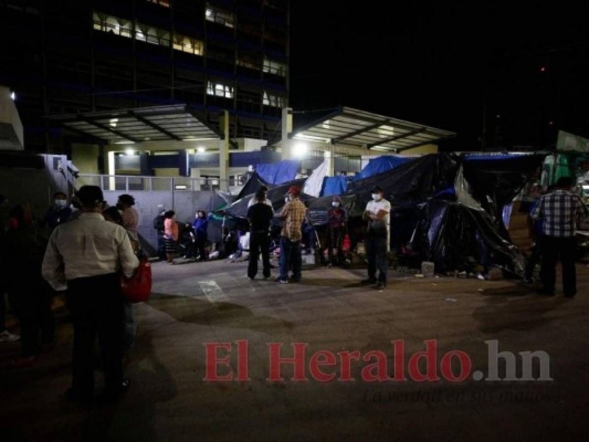Los familiares de los pacientes soportan las lluvias y las frías noches. Foto: Emilio Flores/El Heraldo