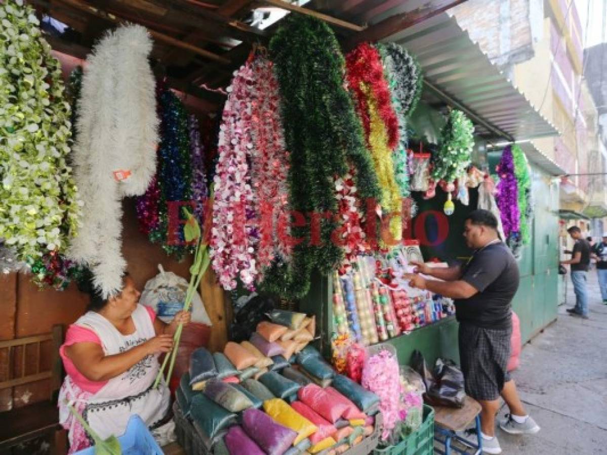 Comerciantes preparan ambiente navideño en el centro de la capital de Honduras