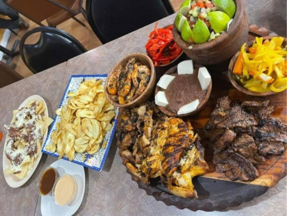 La parrillada hondureña es otro platillo cotizado en Estados Unidos. Esta incluye pechugas de pollo asado, carne asada, chuleta de cerdo, tajadas de banano verde, ensalada de repollo, chimol, encurtido de cebolla, frijoles, queso, limones, jalapeños y aderezos. FOTO: Diario El Heraldo