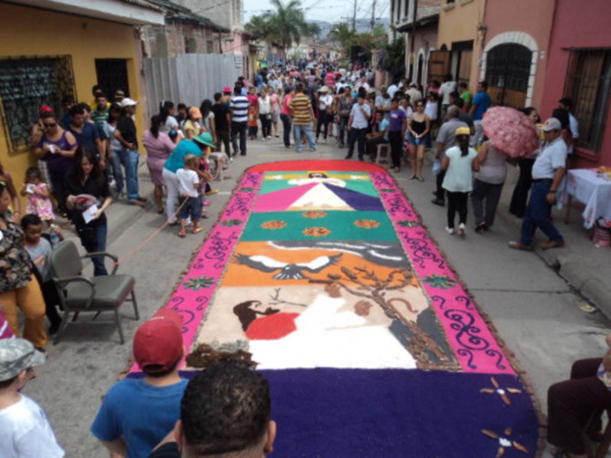 Comayagua vuelve a maravillar a propios y extraños con sus magníficas alfombras