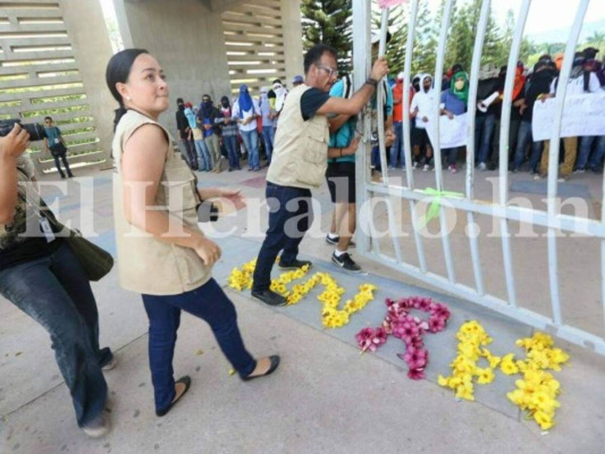 Estudiantes desalojan la UNAH de forma pacífica