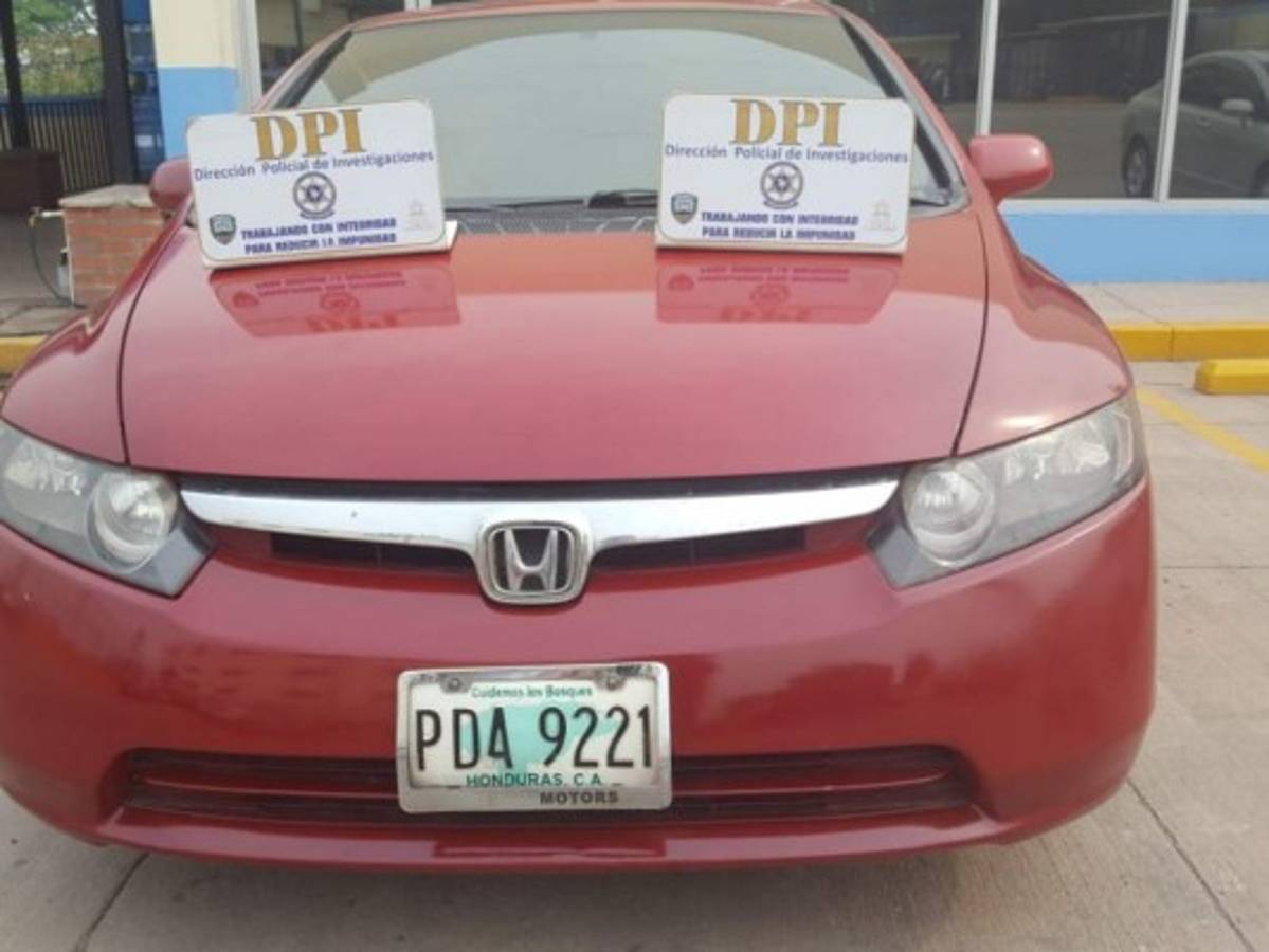 El auto tiene reporte de robo de 2015, era de color gris cuando fue arrebatado a su dueño en la colonia Miraflores.