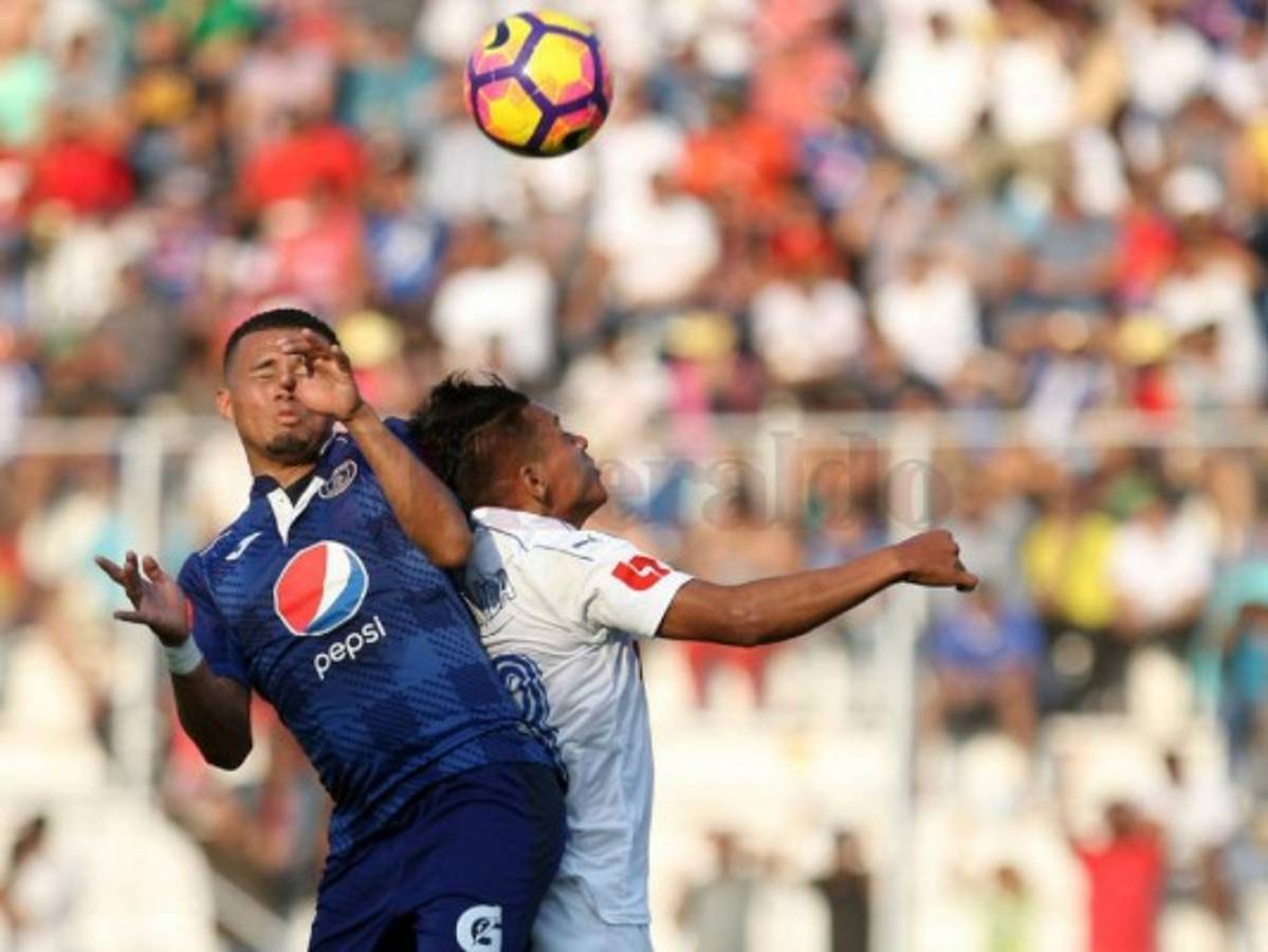 Acción del clásico capitalino entre Walter Martínez de Motagua y Brayan Moya del Olimpia. Foto: El Heraldo.