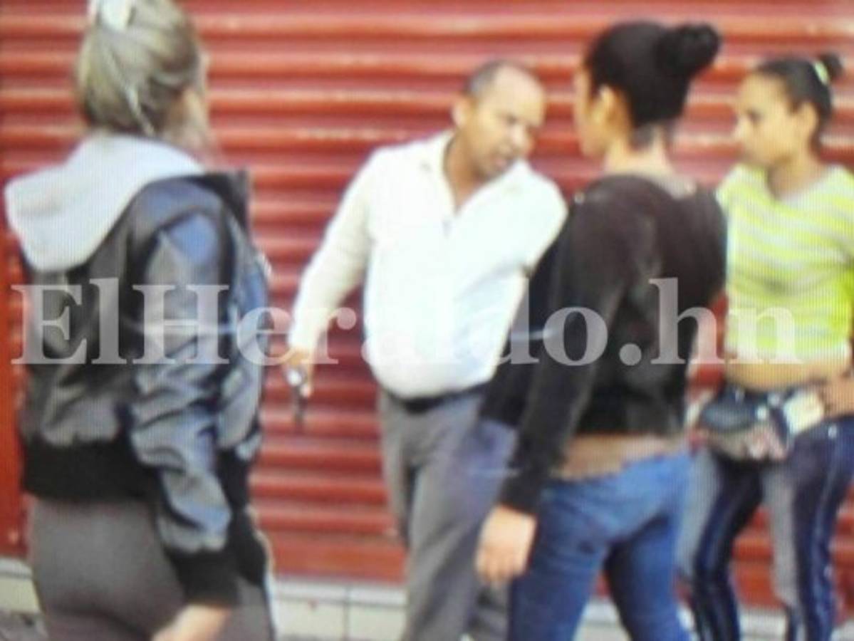 Comerciante apunta con su arma a vendedores ambulantes que protestan en el centro de Tegucigalpa