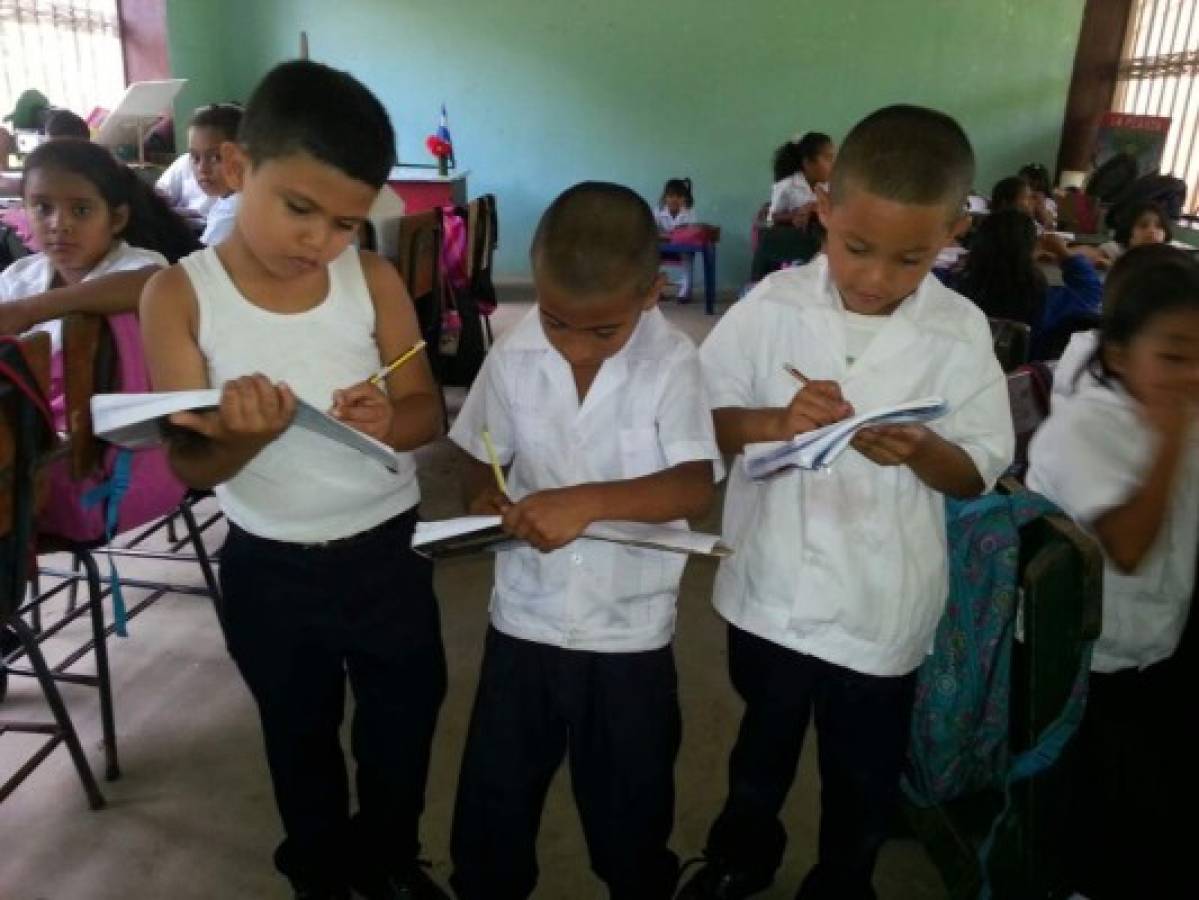 A falta de pupitres, niños reciben clases en bloques o de pie