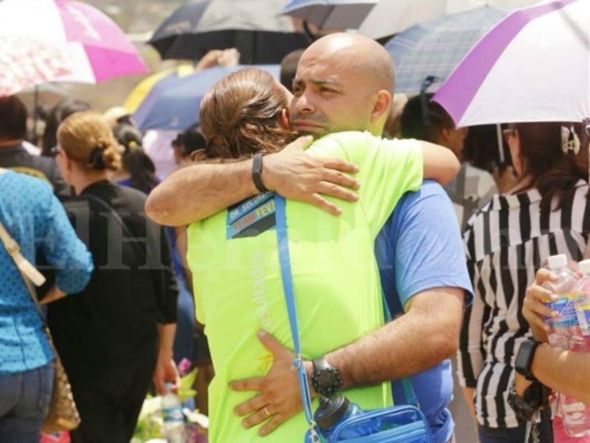 Entre lágrimas y aplausos despiden del mundo terrenal al doctor Solórzano