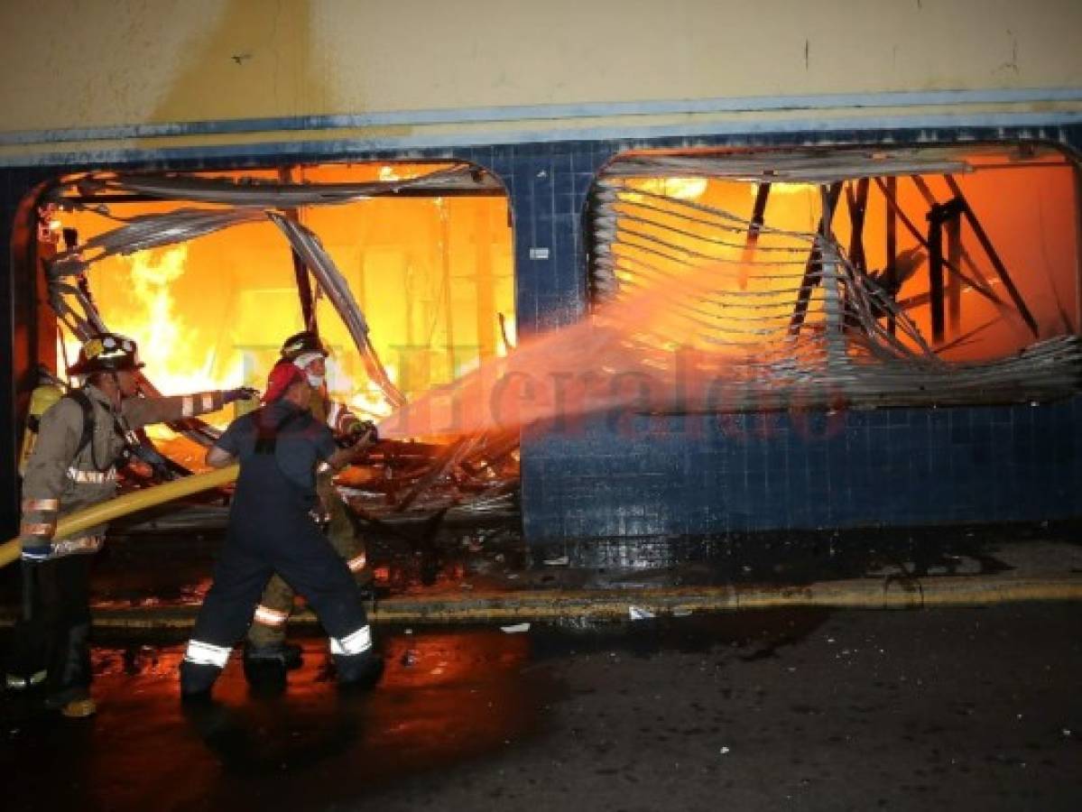 Propietario de negocio consumido en voraz incendio: 'Los recuerdos de mi padre se perdieron'