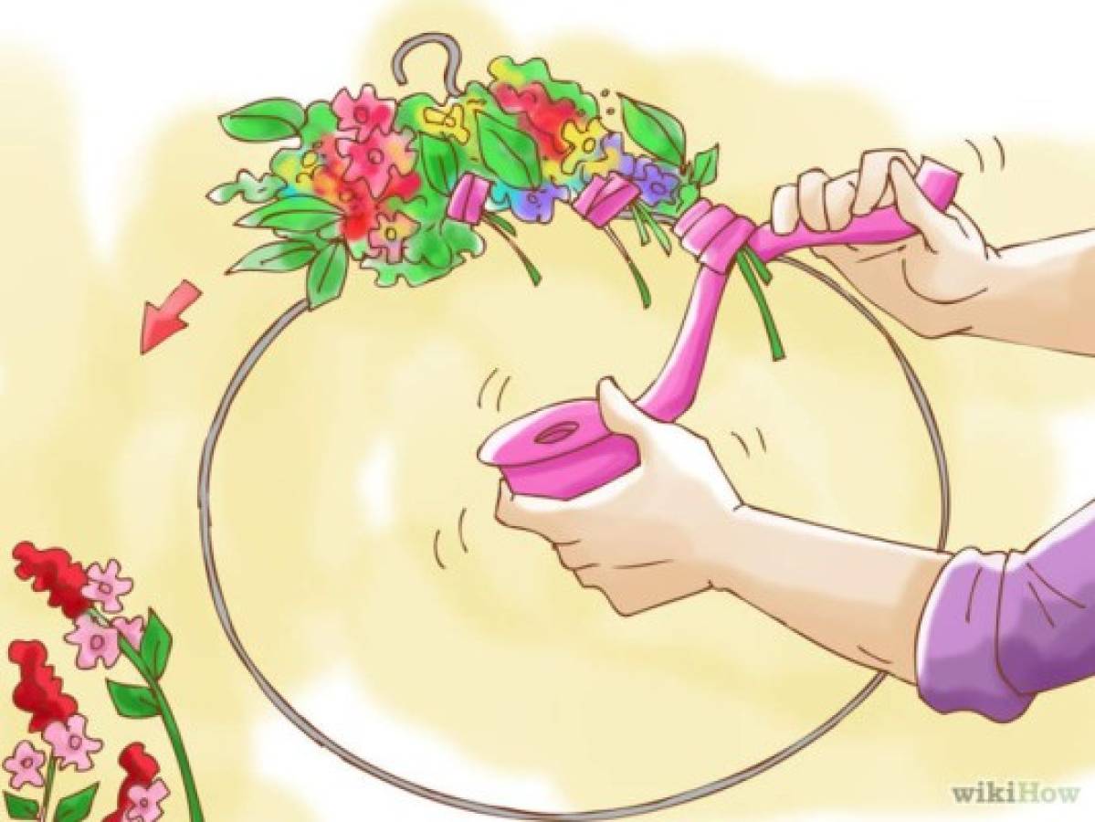 El secreto es sujetar muy bien las flores al alambre para que tu corona no se desarme, recuerda amarrarlas muy bien si son naturales pues pesan más que las de plástico o papel (Foto cortesía: WikiHow)