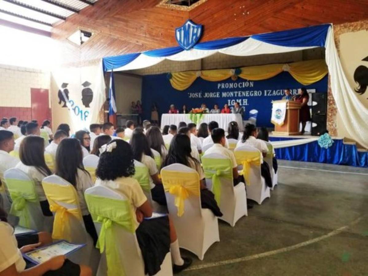 Instituto Mixto Hibueras graduó a unos 300 jóvenes de noveno grado