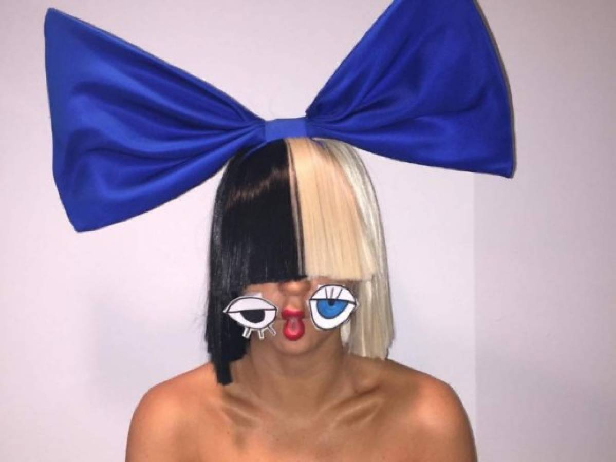 La cantante Sia se quita su extravagante peluca y muestra su rostro