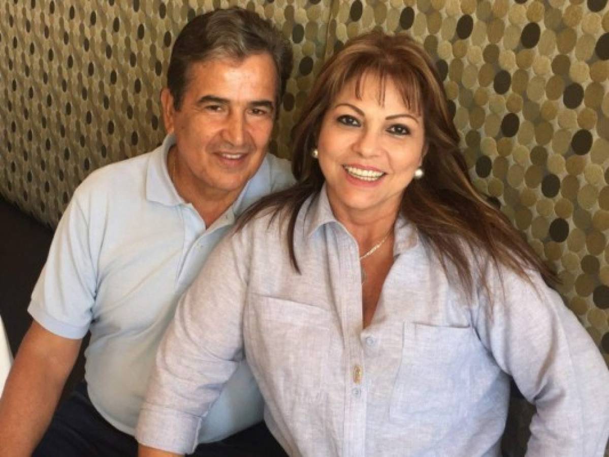 Esposa de Jorge Luis Pinto le muestra su apoyo tras el fracaso mundialista