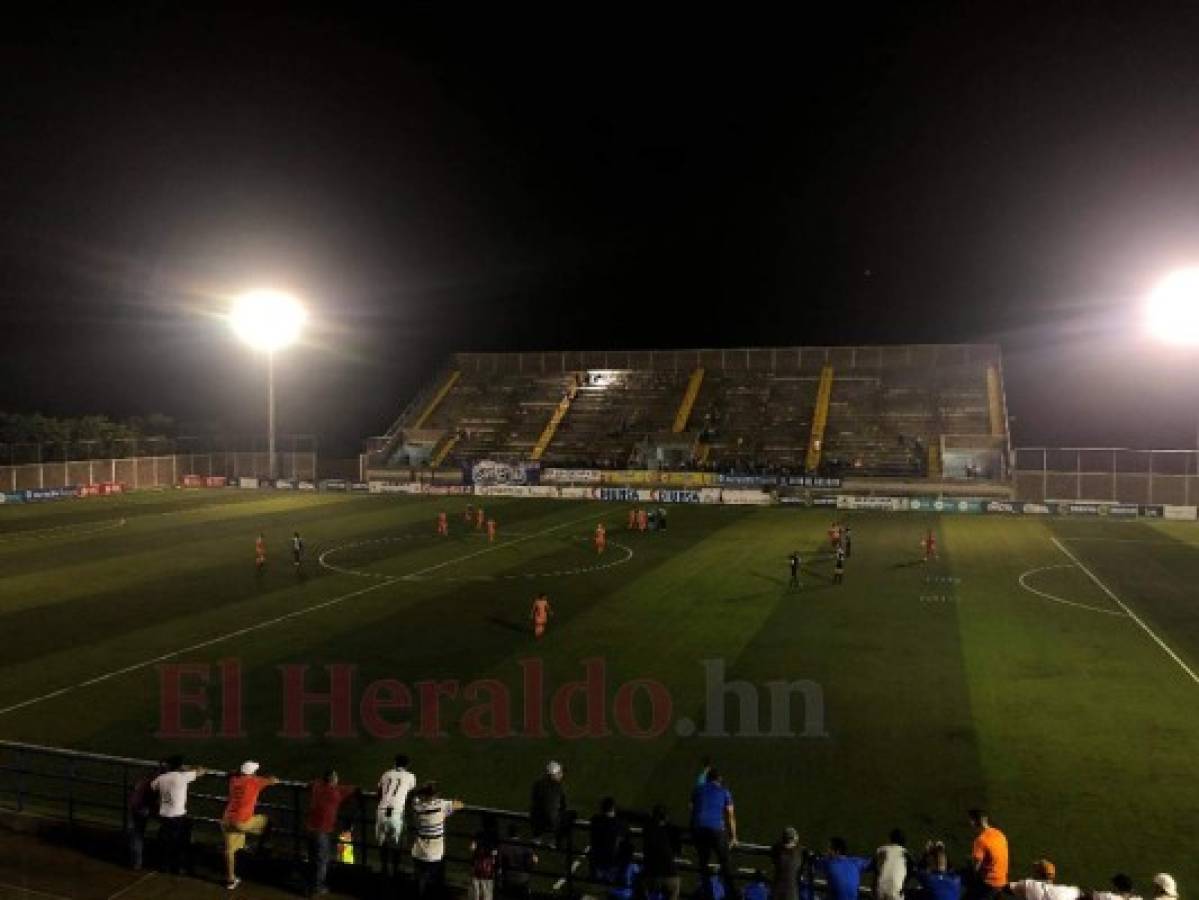 El encuentro se detuvo por unos minutos a causa de la falla en las torres de iluminación en el estadio. (Fotos: Ronal Aceituno / EL HERALDO)