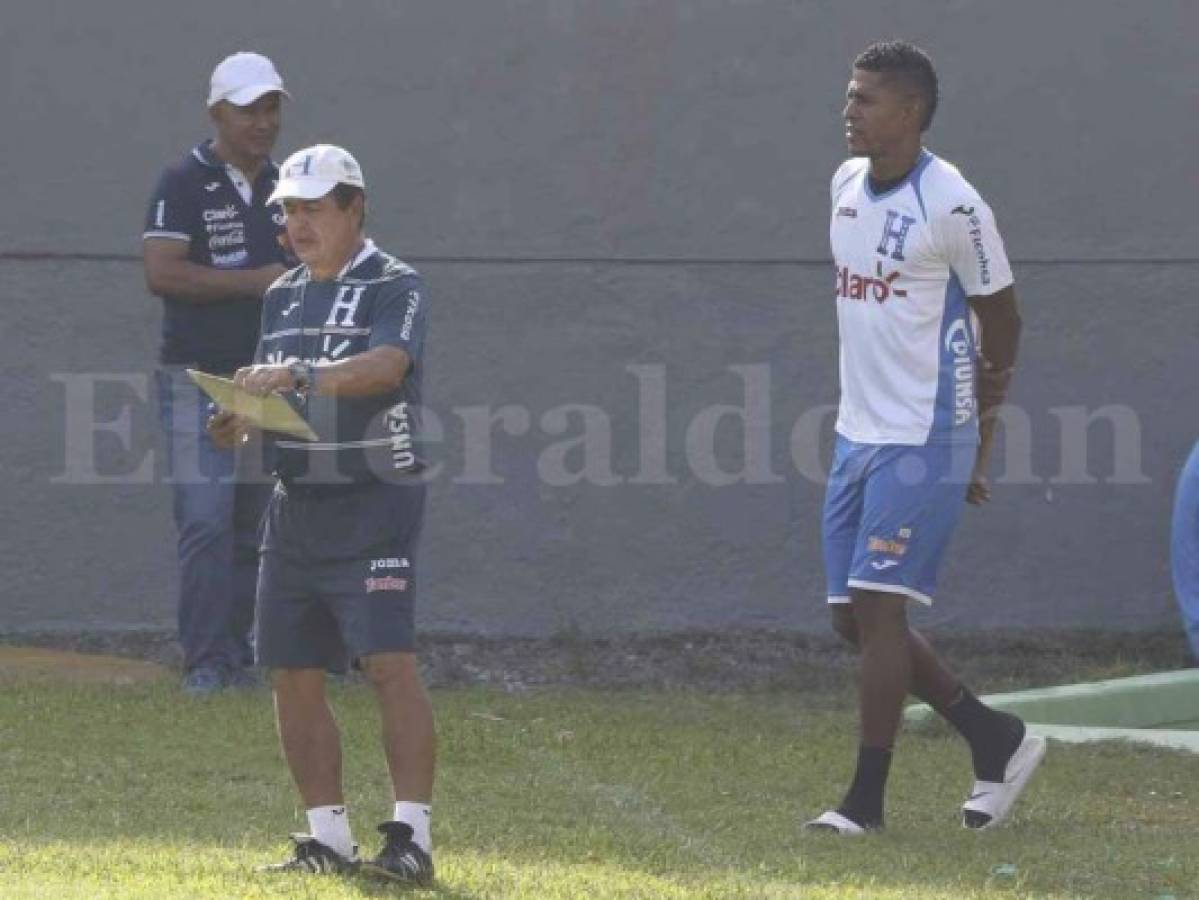 Carlo Costly, el primero en saltar al campo para dialogar con Jorge Luis Pinto