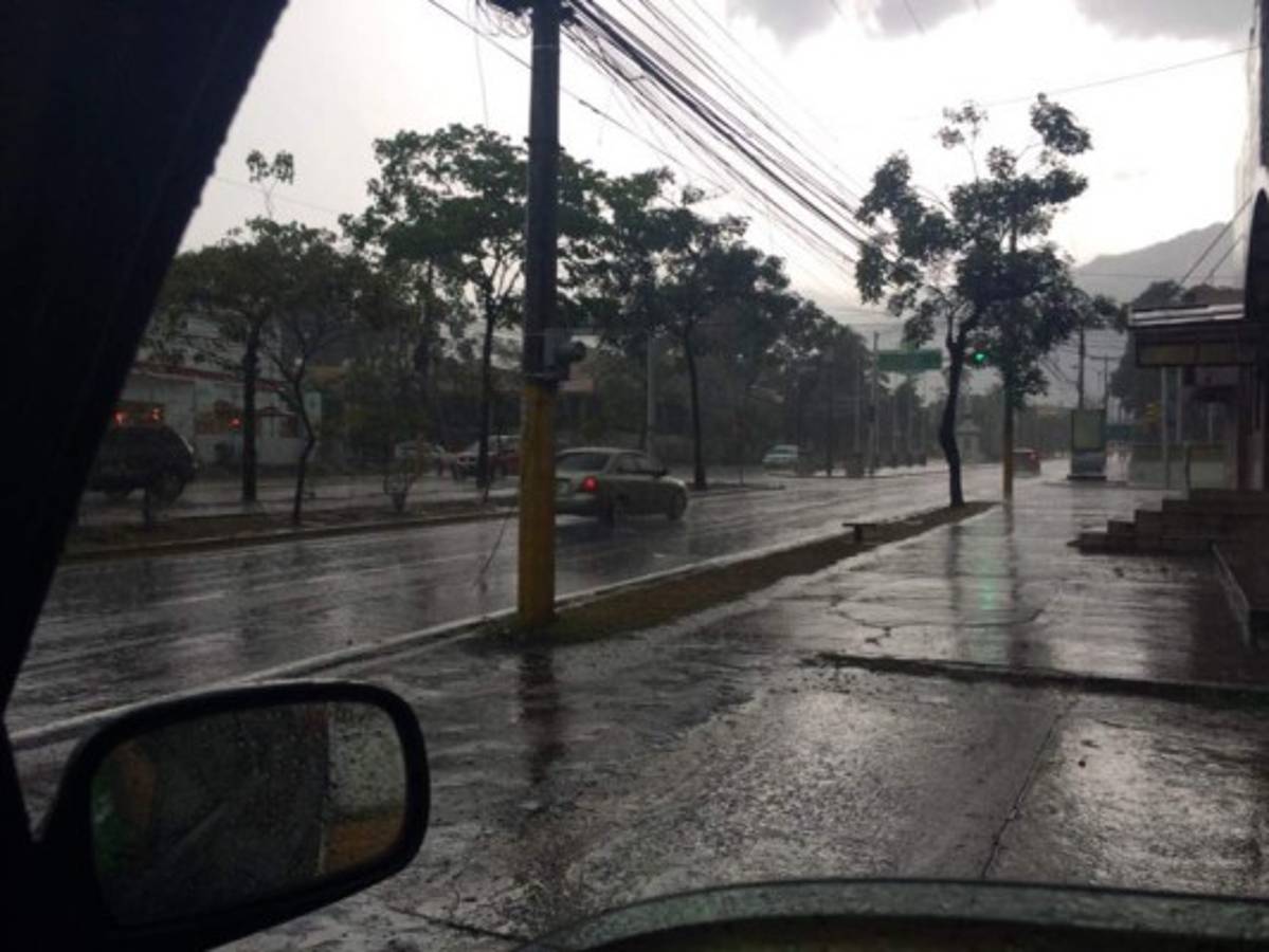 Fuertas lluvias dejan calles inundadas en el norte de Honduras