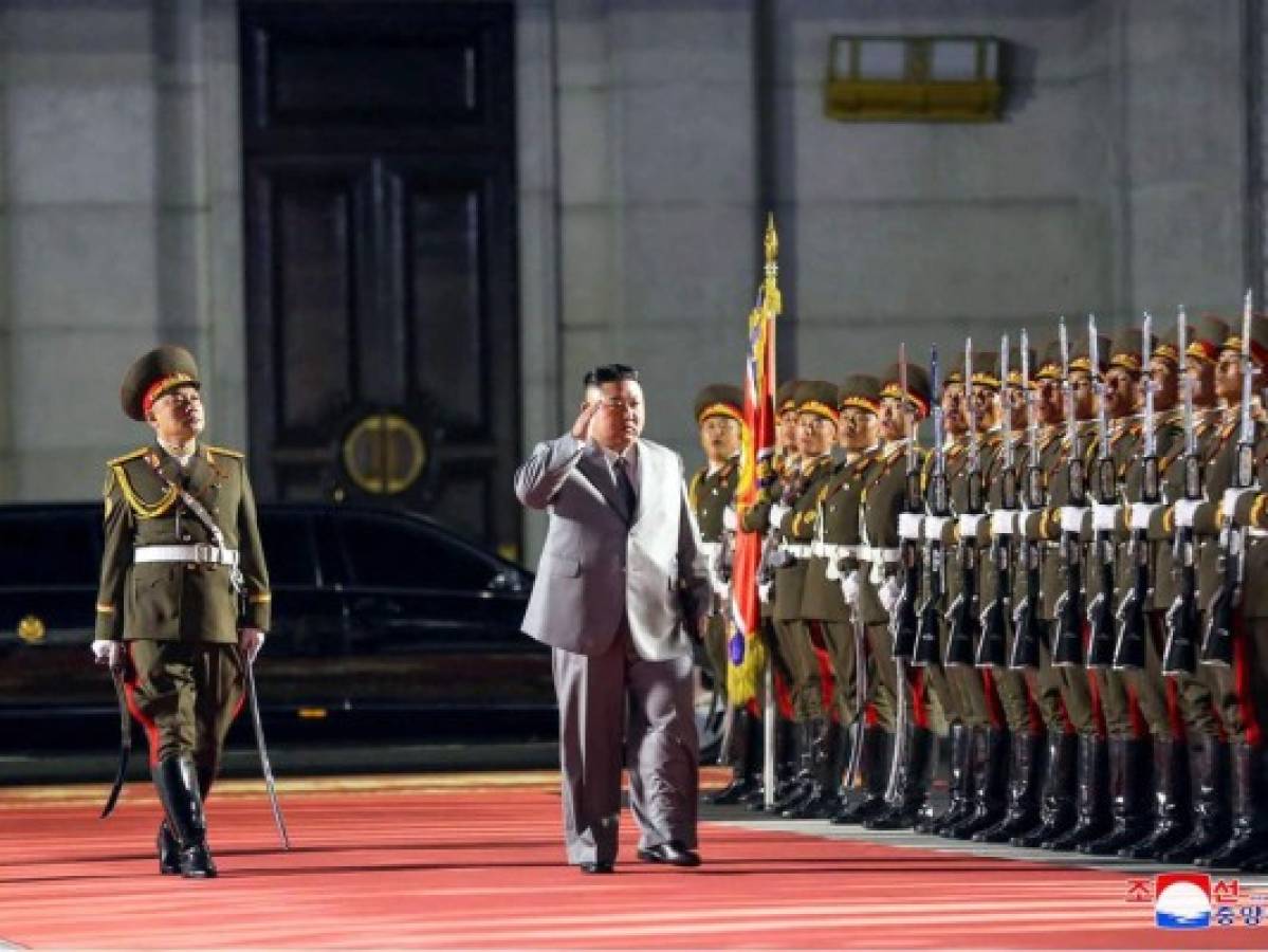 Corea del Norte muestra su poder militar y exhibe nuevo arsenal