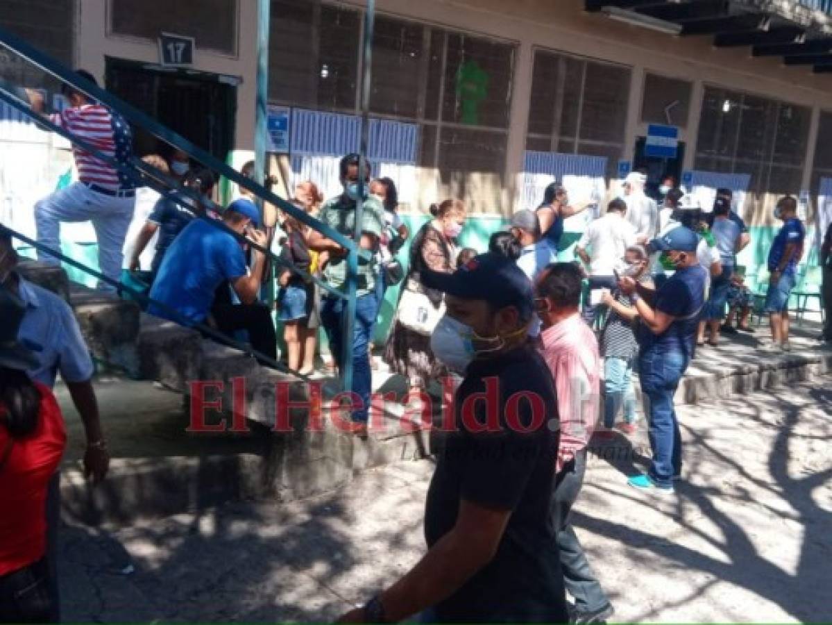 Desorden y cero distanciamiento físico en las urnas de la capital (FOTOS)