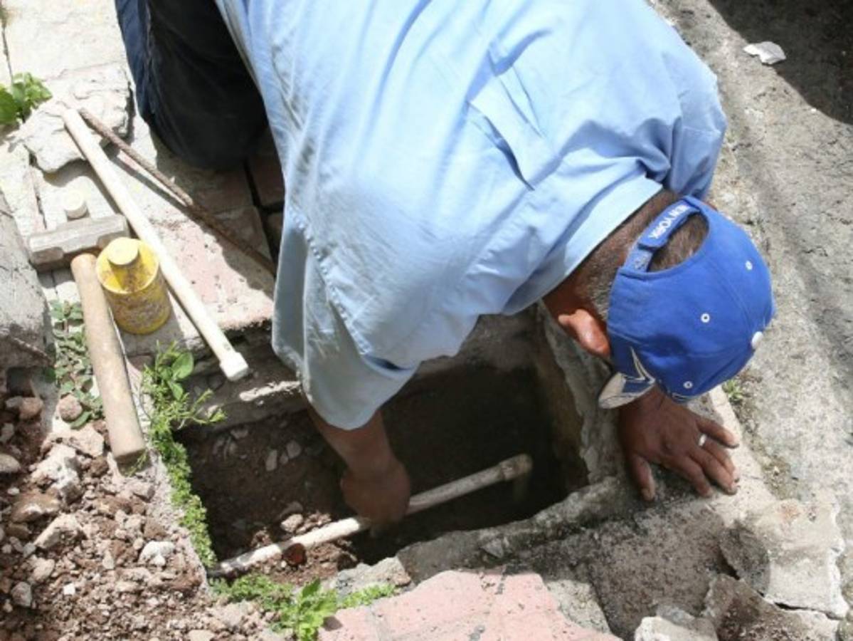 Las cuadrillas realizan los cortes según el calendario de aviso.Foto: mario Urrutia/El Heraldo