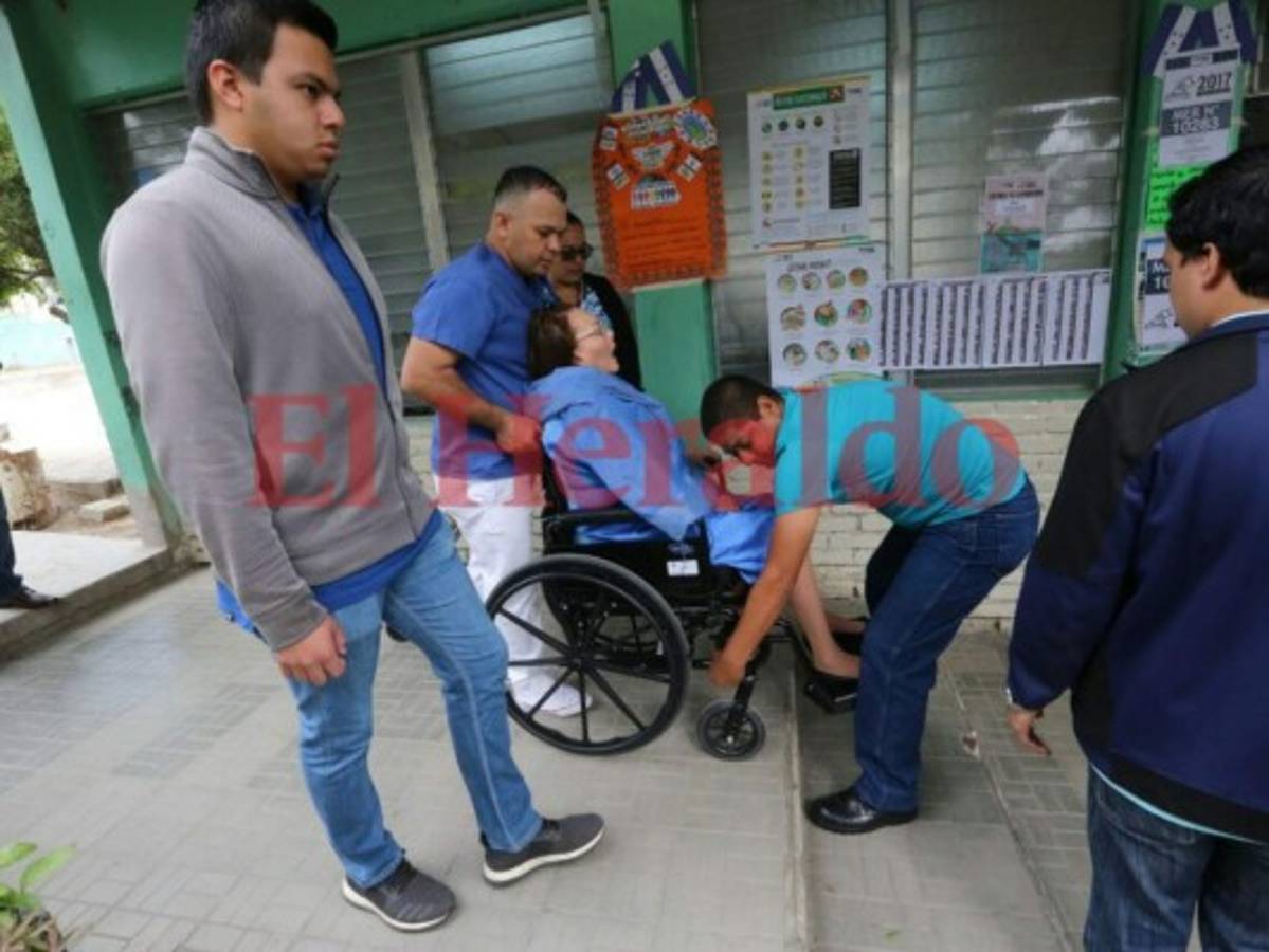 Primera mujer aspirante a la presidencia de Honduras ejerce el sufragio