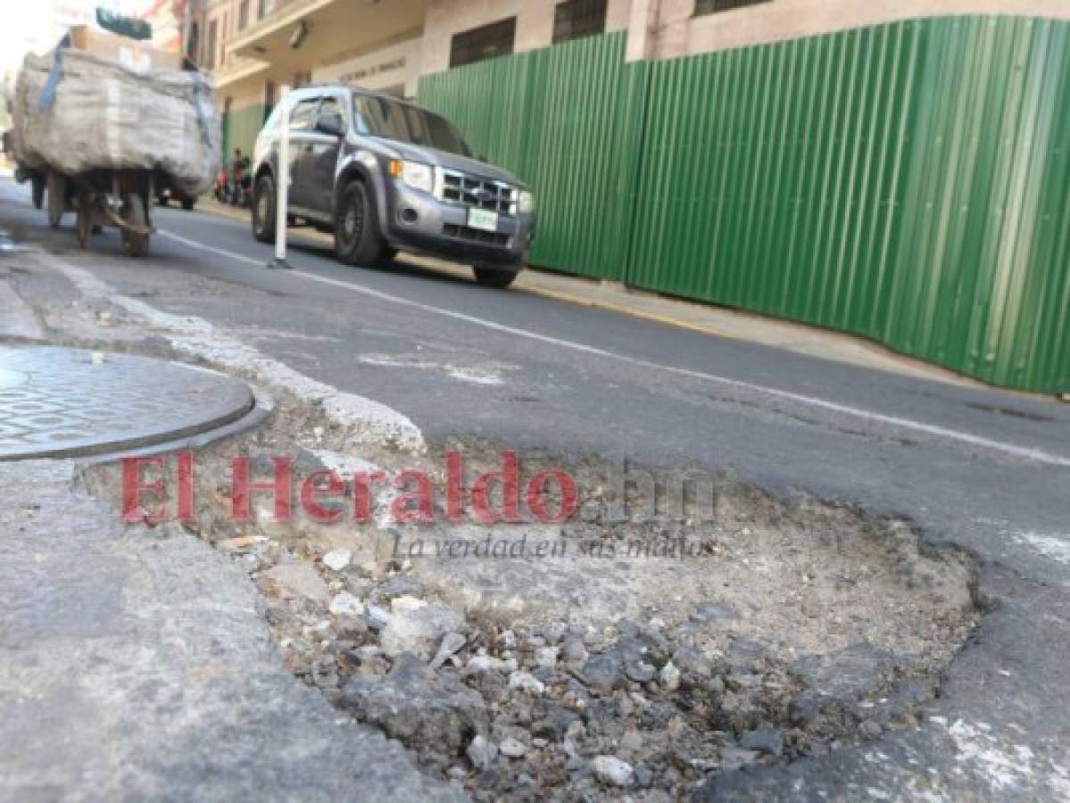 En el barrio Abajo hay un hundimiento que tiene más de dos meses de afectar a los capitalinos. Foto: Efraín Salgado/EL HERALDO.