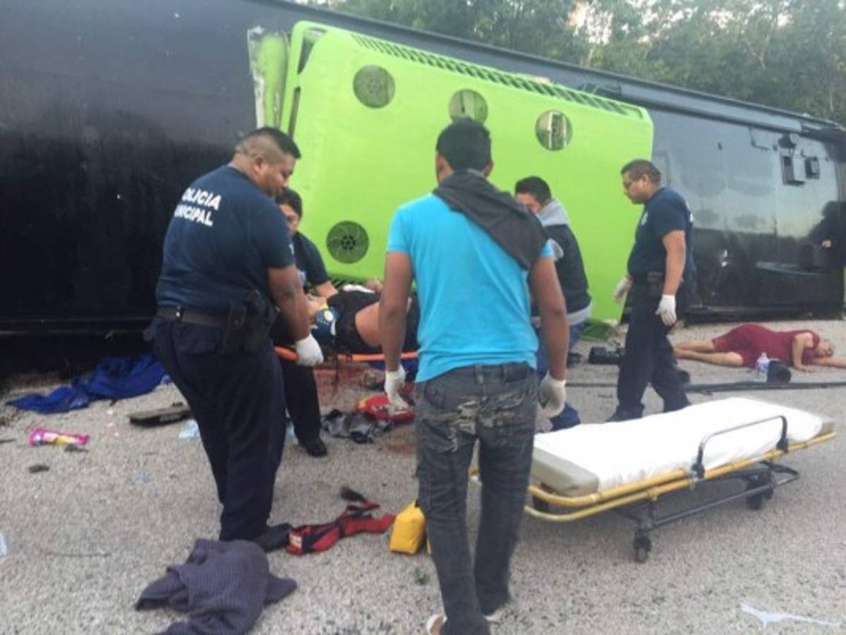 Mueren 12 personas al volcarse autobús cerca de Cancún