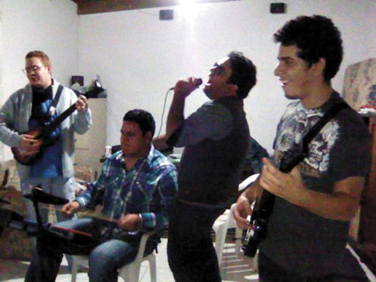 Inseparables amigos mantienen profundo vacío por muerte de universitarios