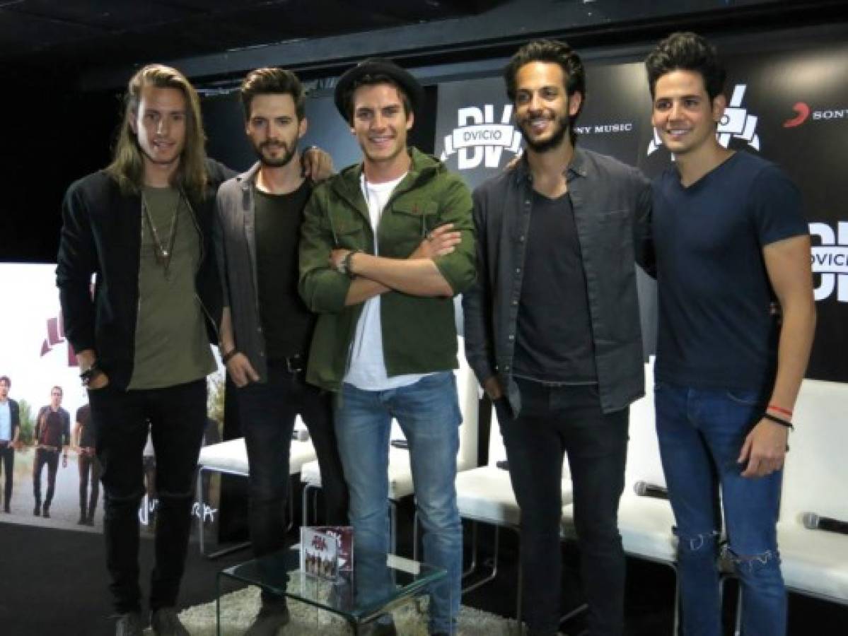 Dvicio se equivoca al presentar Latin Grammy a Juan Gabriel