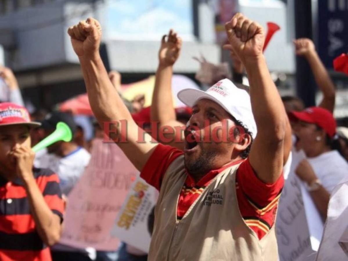 Alianza de Oposición protagoniza masiva marcha frente al Tribunal Supremo Electoral