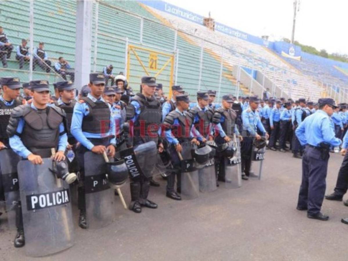 Recomiendan que Ultra Fiel ingrese como barra organizada al clásico