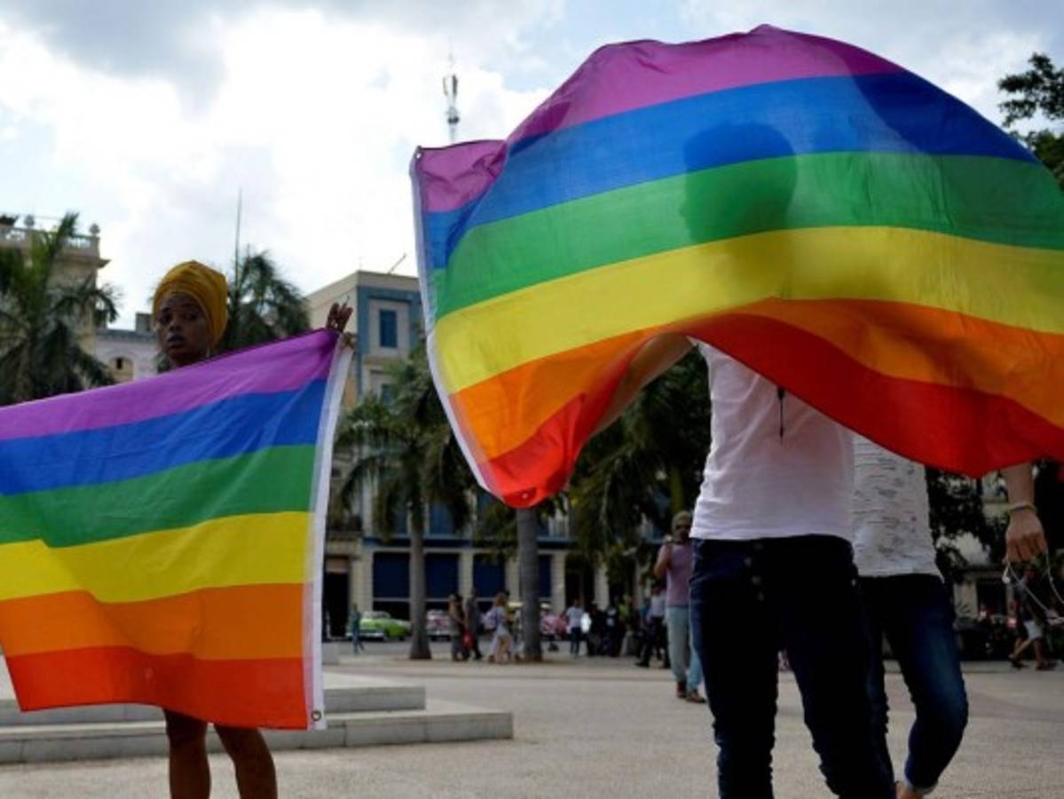 La policía cubana arresta a manifestantes que participan en la marcha de la LGTBI en La Habana. Foto AFP
