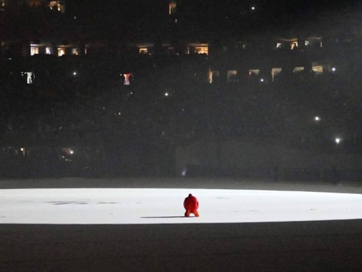 Kanye West rompe en llanto mientras canta sobre perder a su familia