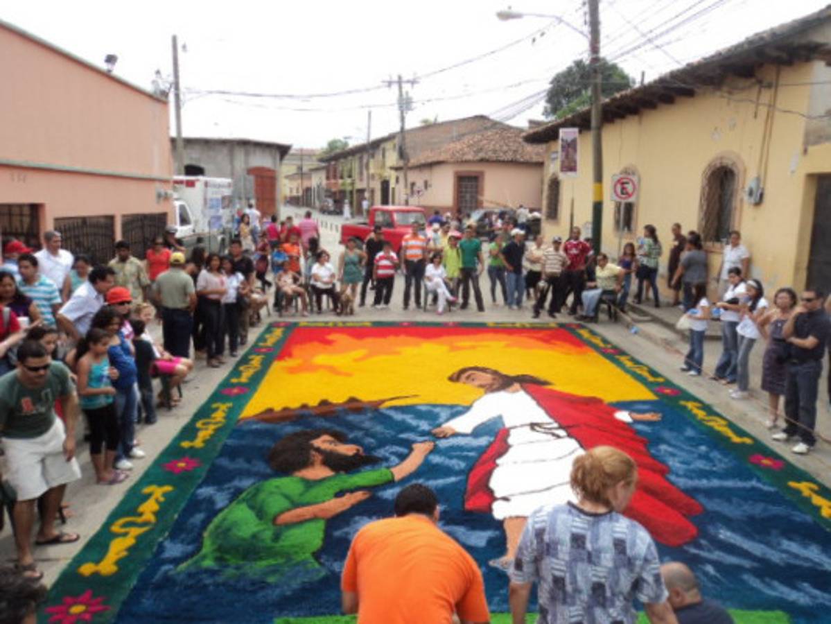Comayagua vuelve a maravillar a propios y extraños con sus magníficas alfombras