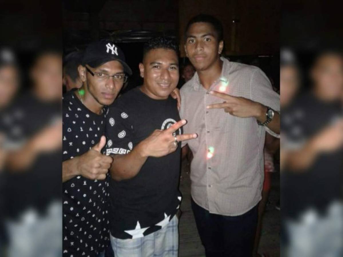 El espigado futbolistas de 19 años de edad aparece en una fotografía con dos de sus primos-hermanos en la paradisíaca isla.