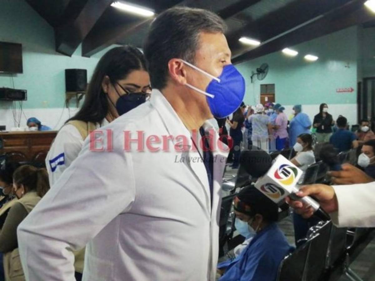 Carlos Aguilar, quien hace unos meses lidió con el mortal virus, se mostró muy contento por el inicio de la vacunación del personal de salud. Foto: Estalin Irías | EL HERALDO