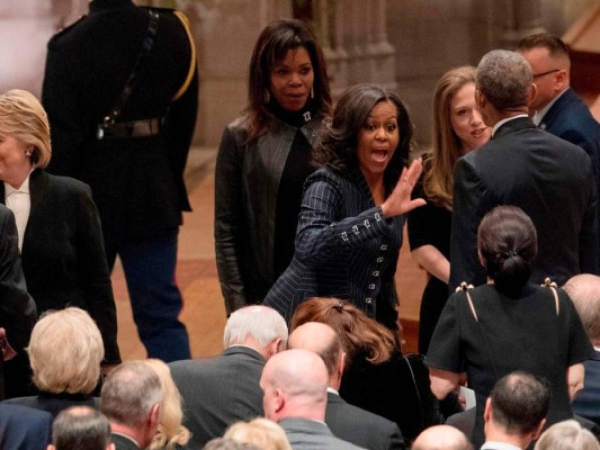 En el funeral de su padre, George W. Bush tiene un gesto dulce con Michelle Obama