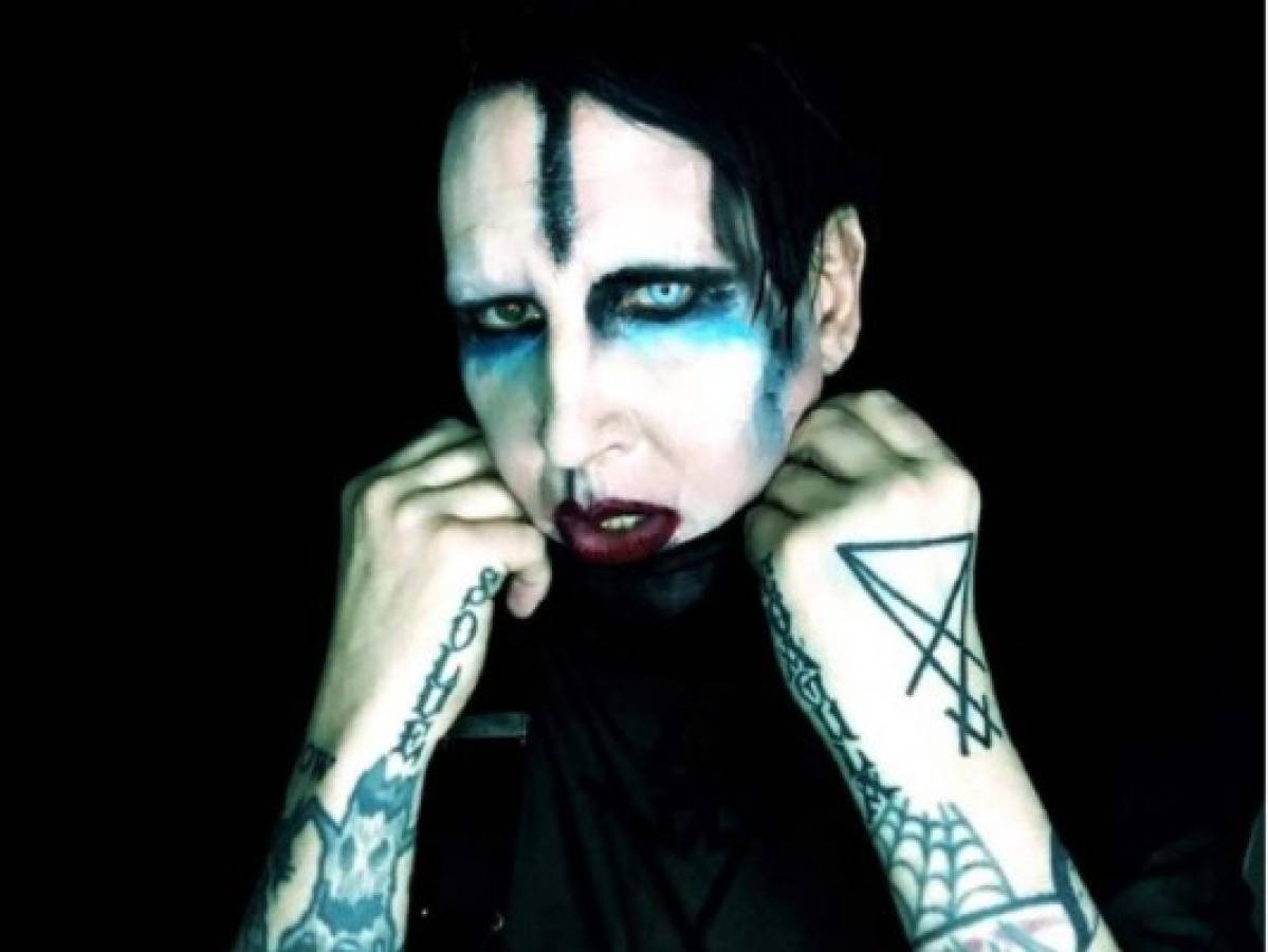 Vídeo: Marilyn Manson se desmaya durante un concierto