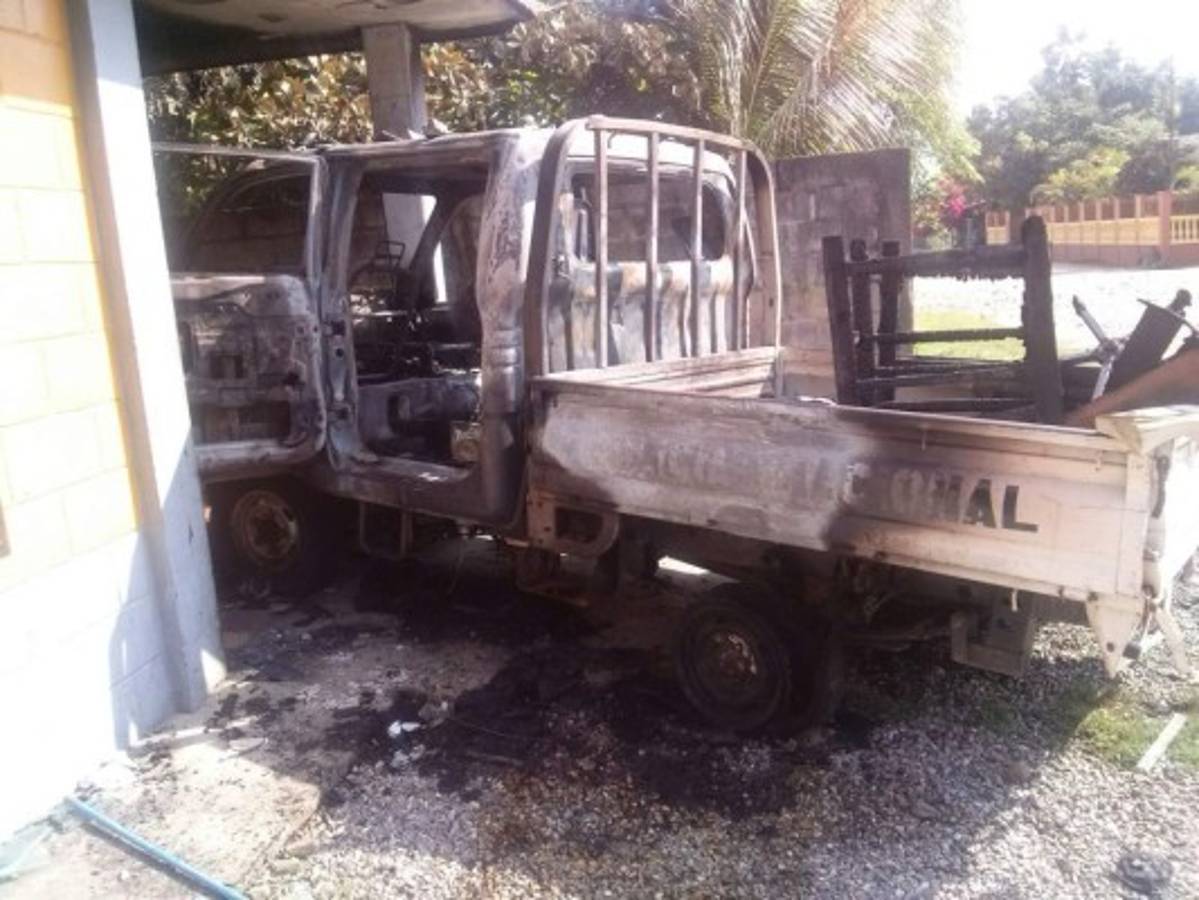 Turba quema posta y dos patrullas policiales