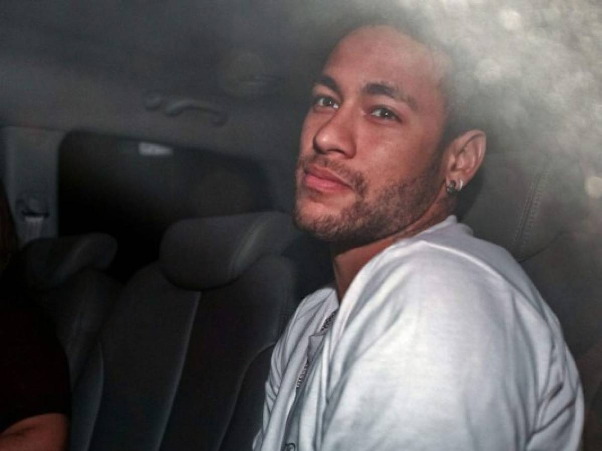 Neymar sale del hospital en Brasil tras cirugía en un pie