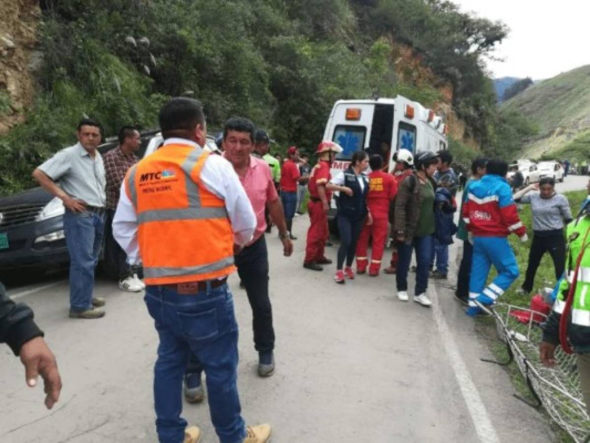 Al menos siete muertos al caer autobús con estudiantes en un abismo en el norte de Perú