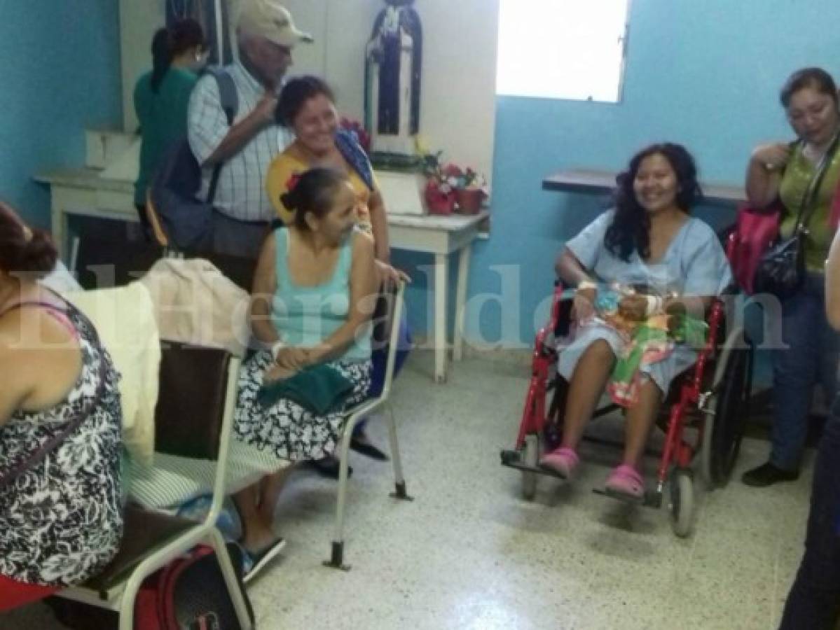 Los pacientes fueron sacados de la sala donde se desprendió el techo (Foto: Marlin Herrera /El Heraldo Honduras / Noticias de Honduras)