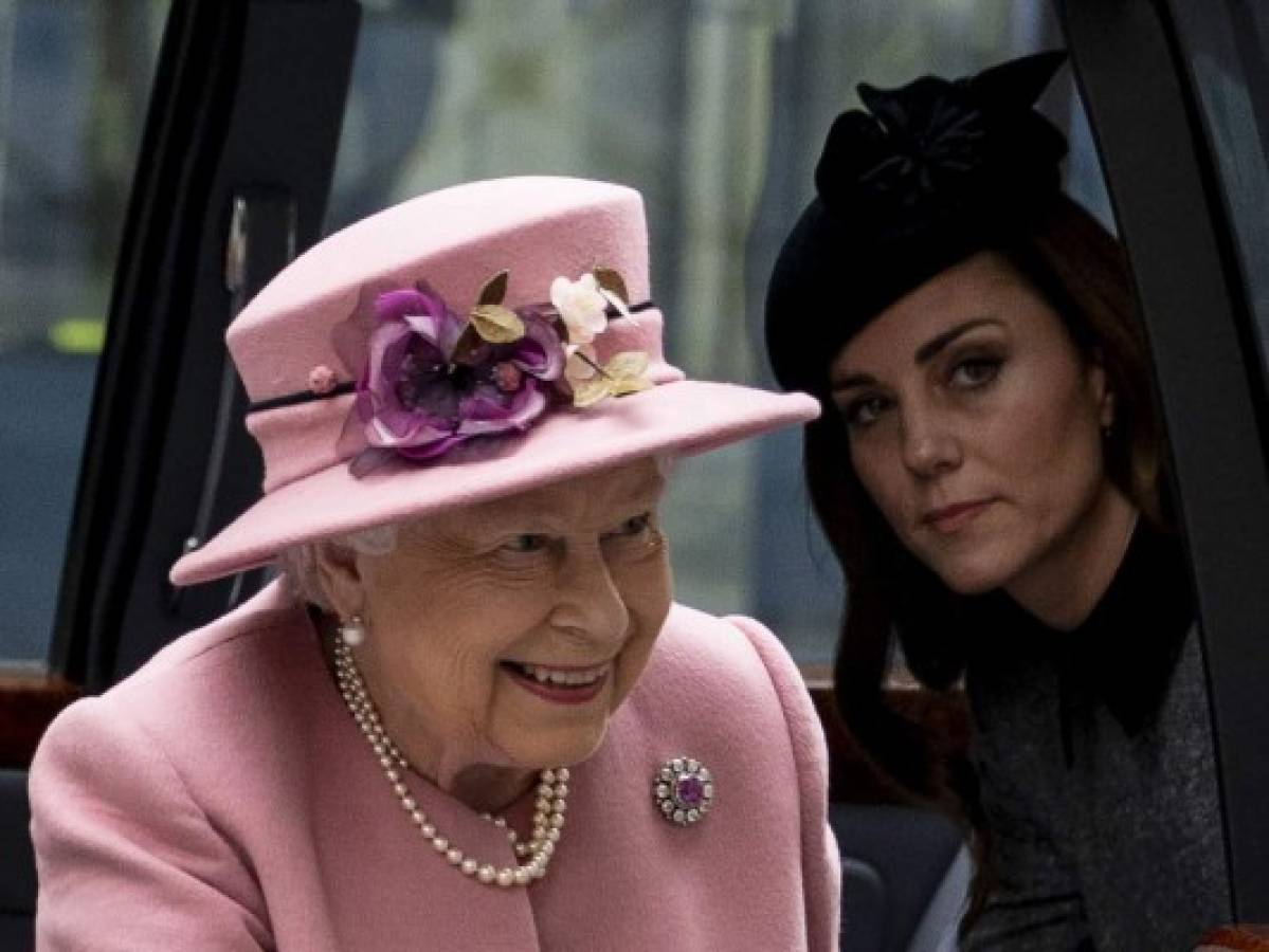 La primera salida en solitario de Kate Middleton con la reina Isabel II