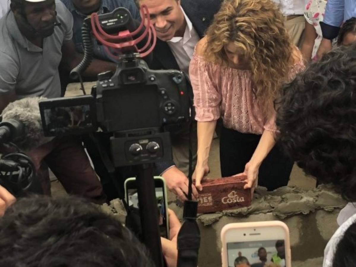 Shakira coloca la primera piedra de dos colegios en Colombia