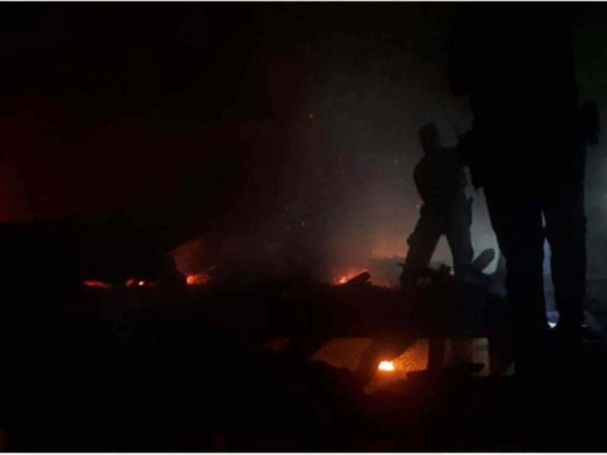 El fuego se propagó tan rápido que cuando el cuerpo de bomberos llegó ya era demasiado tarde.