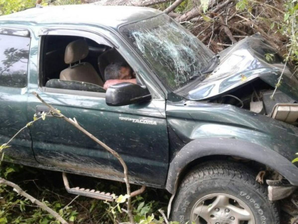 Dos personas muertas deja vehículo que cayó a un abismo en Salamá, Olancho