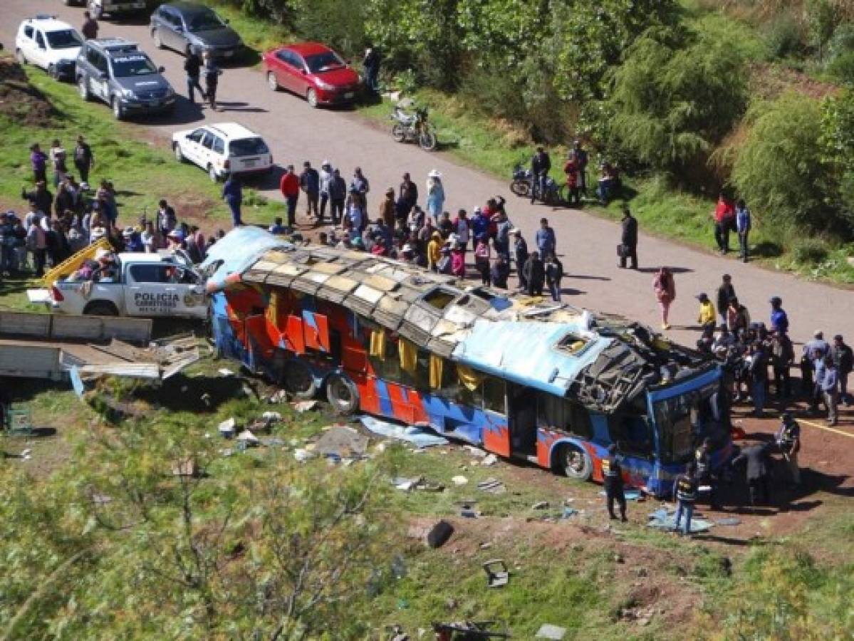 Mueren seis niños y una mujer en accidente de bus escolar en Perú